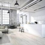 Porcellanato-Brexia-Ligth-Grey-Natural-Vite-20x80-ambientacion