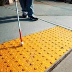 Piso-Podotactil-Alerta-Amarilla-40X40X24-Safety-Stone-Thin-Compact-ambientacion