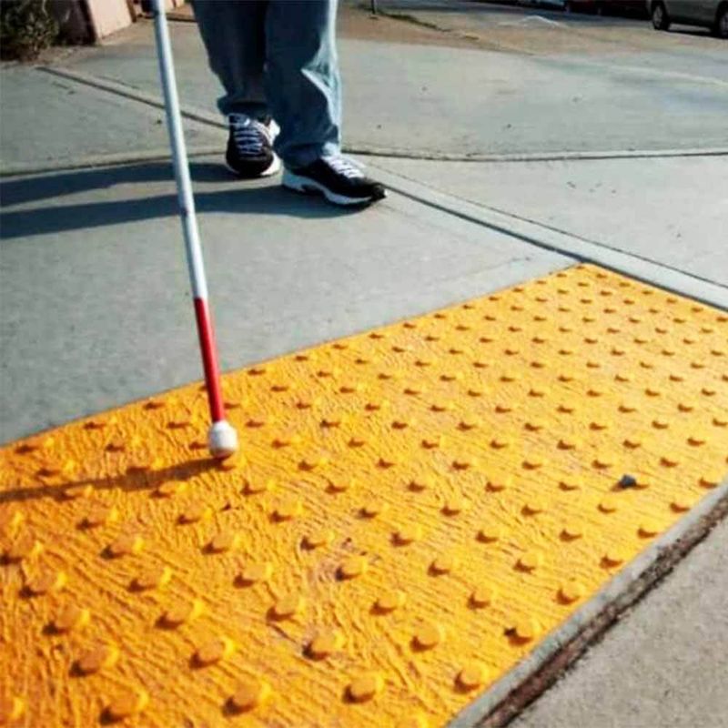 Piso-Podotactil-Alerta-Amarilla-40X40X24-Safety-Stone-Thin-Compact-ambientacion